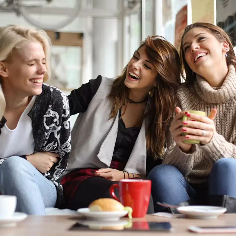Τρεις γυναίκες σε ένα καφέ ζουν υπέροχες στιγμές απόλαυσης καφέ