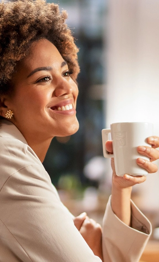 Μια γυναικα απολαμβανει καφε στο διάλειμμα της στο γραφειο